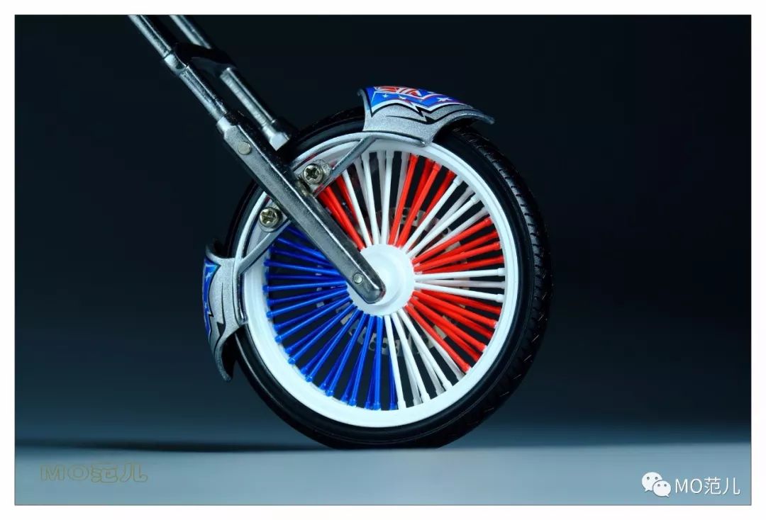 想试试用蓝色“焊”住你的眼睛是什么感受吗?