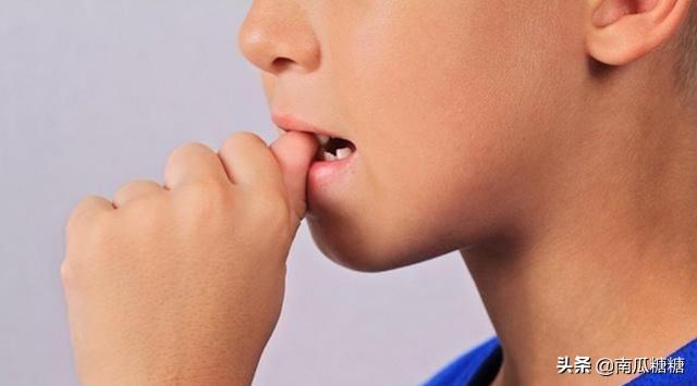 孩子抠指甲是缺什么,孩子抠手是缺什么维生素