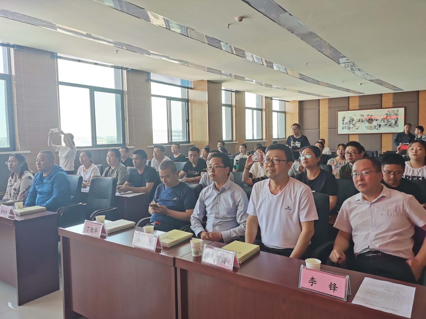 延安社促会洛川县“百镇千村万广场”授牌暨赠刊仪式在文化馆举行