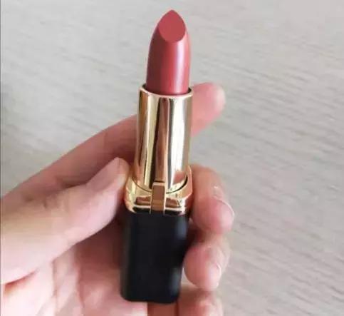 还在靠大红唇来提升气场？想做女王，裸色唇膏一样能做到