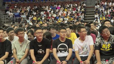 6000余名新生齐上形策课：浙大*党**委书记主讲，鼓励新生不当“佛系青年”，要做“孙悟空”