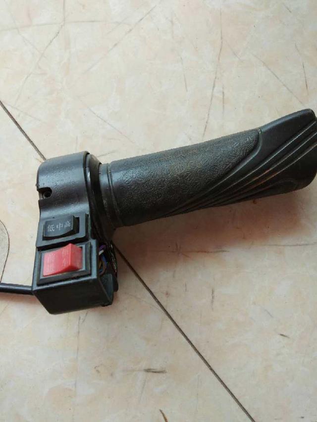 电动车在骑行时转不动方向,电动车骑行过程中突然不走了