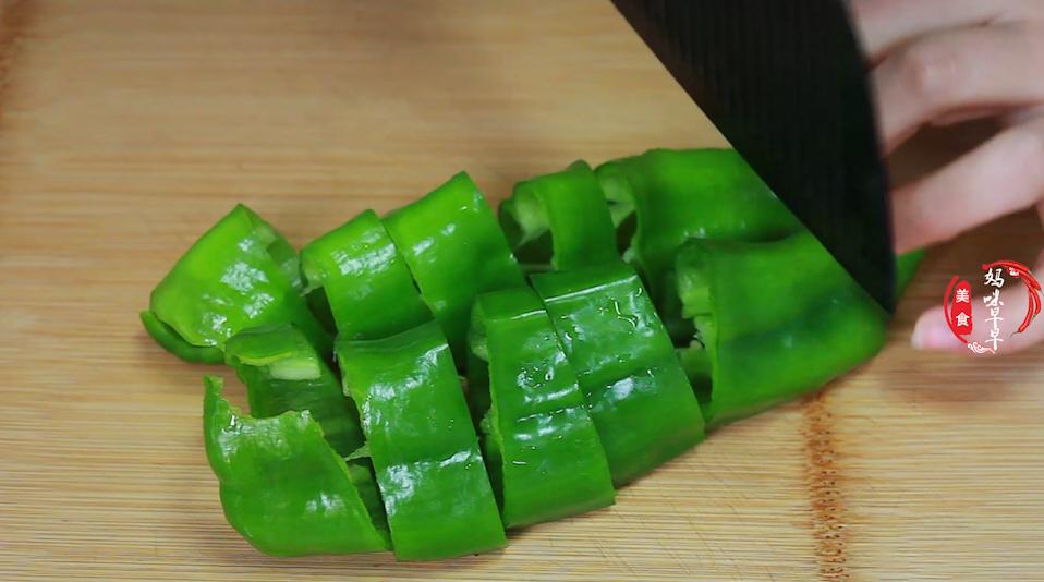 炒鸡肉要拿什么配菜混合才好吃呢,过年宴客鸡肉可以这样炒鲜香入味