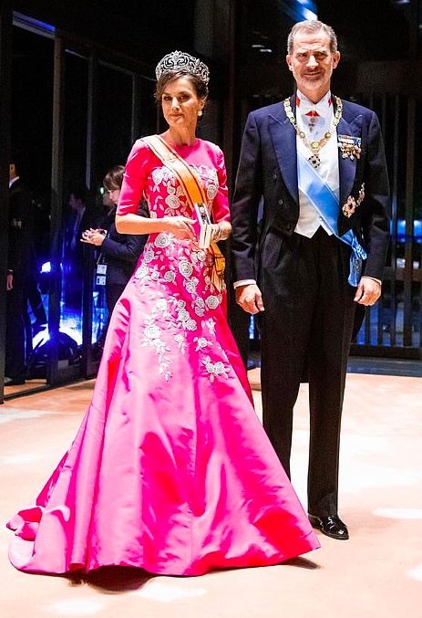 西班牙王后白衣红裙阅兵,西班牙王后出席奥运会