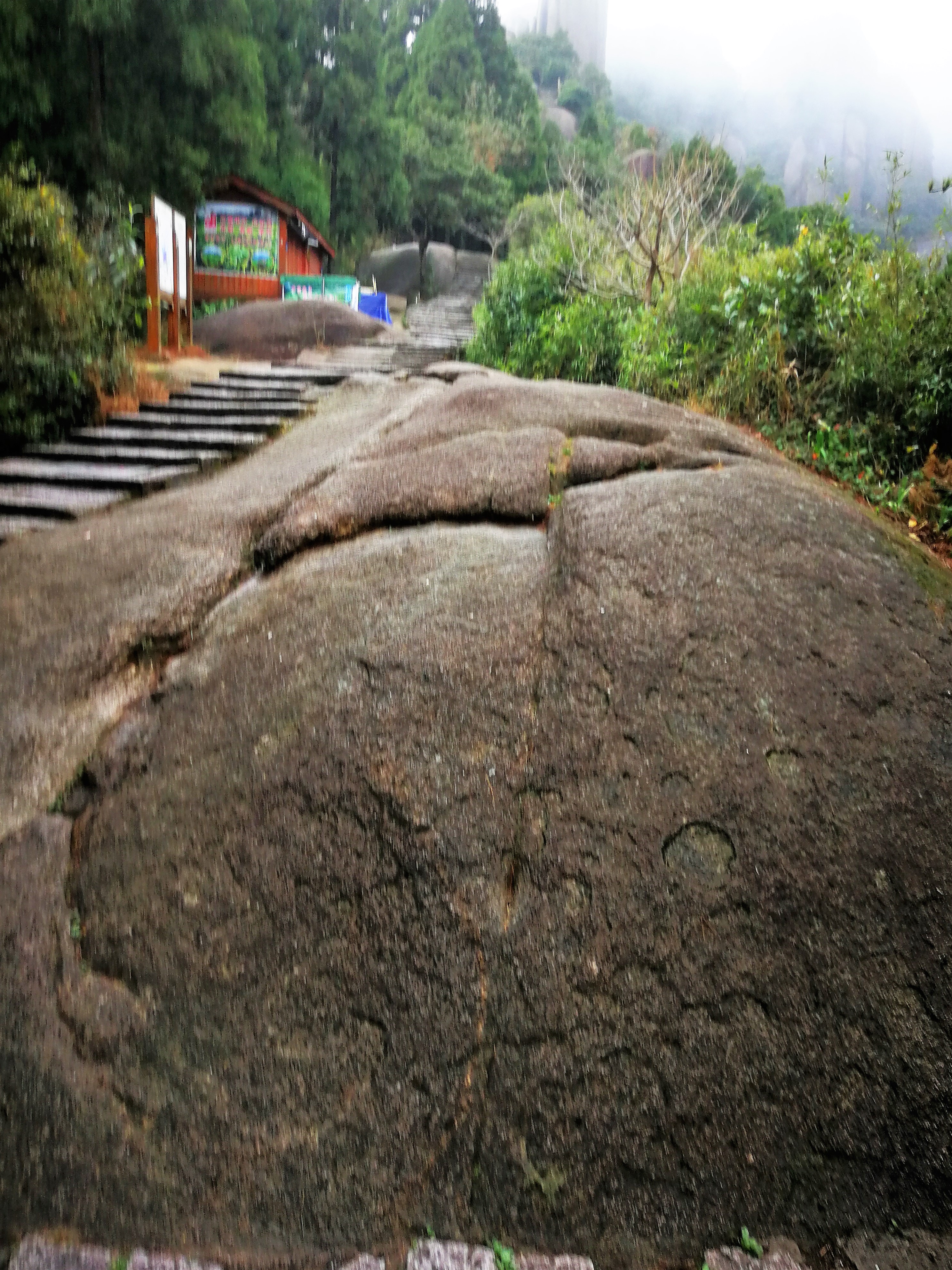 太姥山山顶日出,雨中的太姥山云雾缭绕