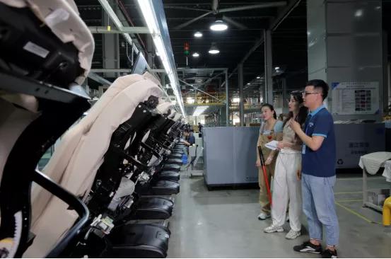 荣泰按摩椅进入厂家模式,荣泰按摩椅工厂实拍