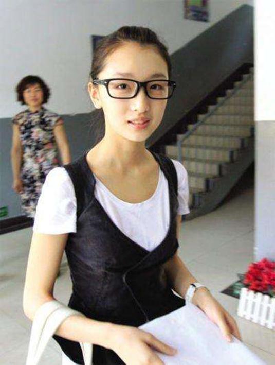 周冬雨出道后一共拿过几个奖,周冬雨28岁就拿了两个影后