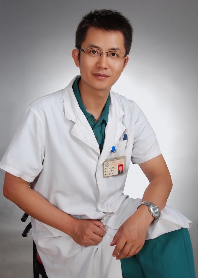 12月5日,九三学社山西省委医疗专家在汾东院区义诊送健康