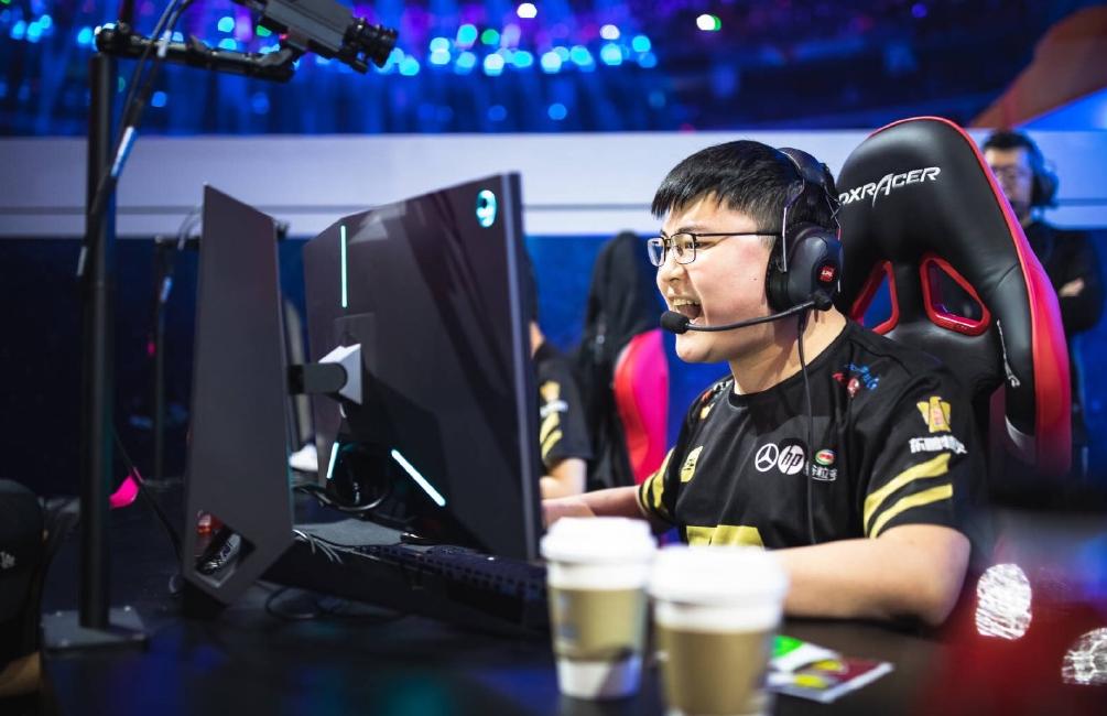 uzi精彩团战集锦,uzi最新vn出装顺序