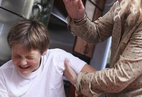 妈妈的一巴掌打没孩子，孩子身上这些部位，父母再生气也不能打