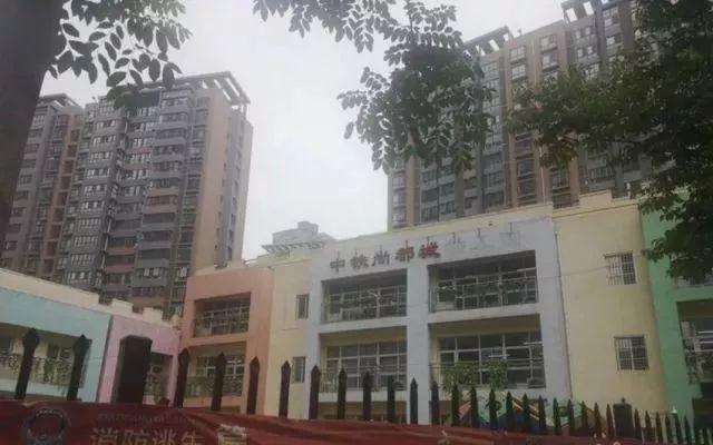 不收择校费的幼儿园,公立幼儿园不收贫困户小孩吗