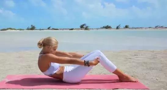 经期趴着有利于排经血,经期趴床上缓解疼痛吗