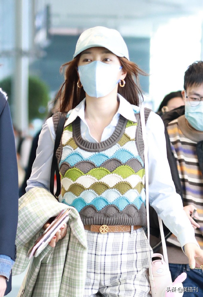 秦岚穿搭同款西装,秦岚黑色马甲粉色衬衫搭配