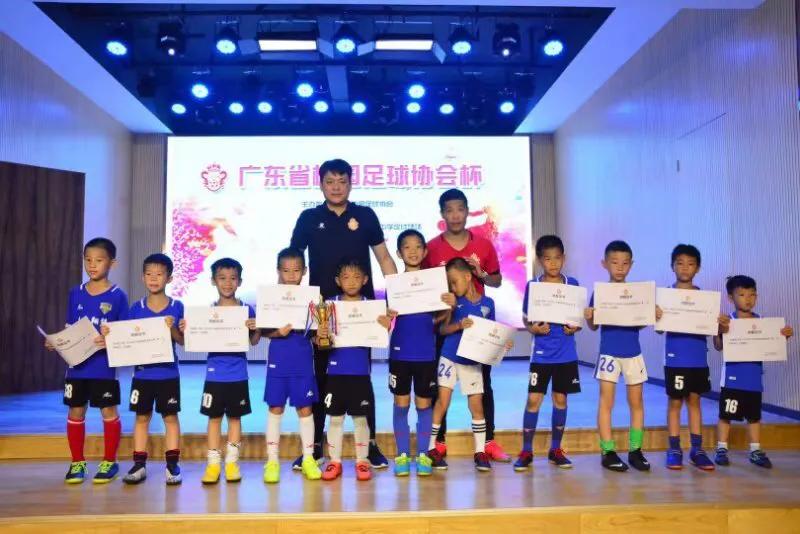 足球一代老球迷的青春回忆,采访球员回忆小时候足球