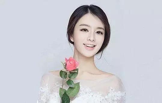 精致女人日报,漂亮的女人脸上有皱纹