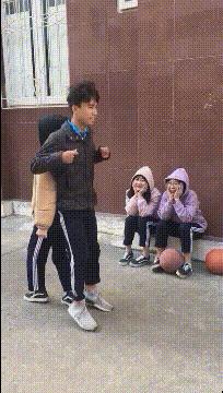 搞笑gif趣图小伙子估计你要单身了,gif爆笑趣图大爷永远是大爷