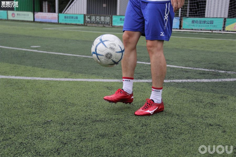 日产足球鞋测评,足球鞋实战测评nike暗煞