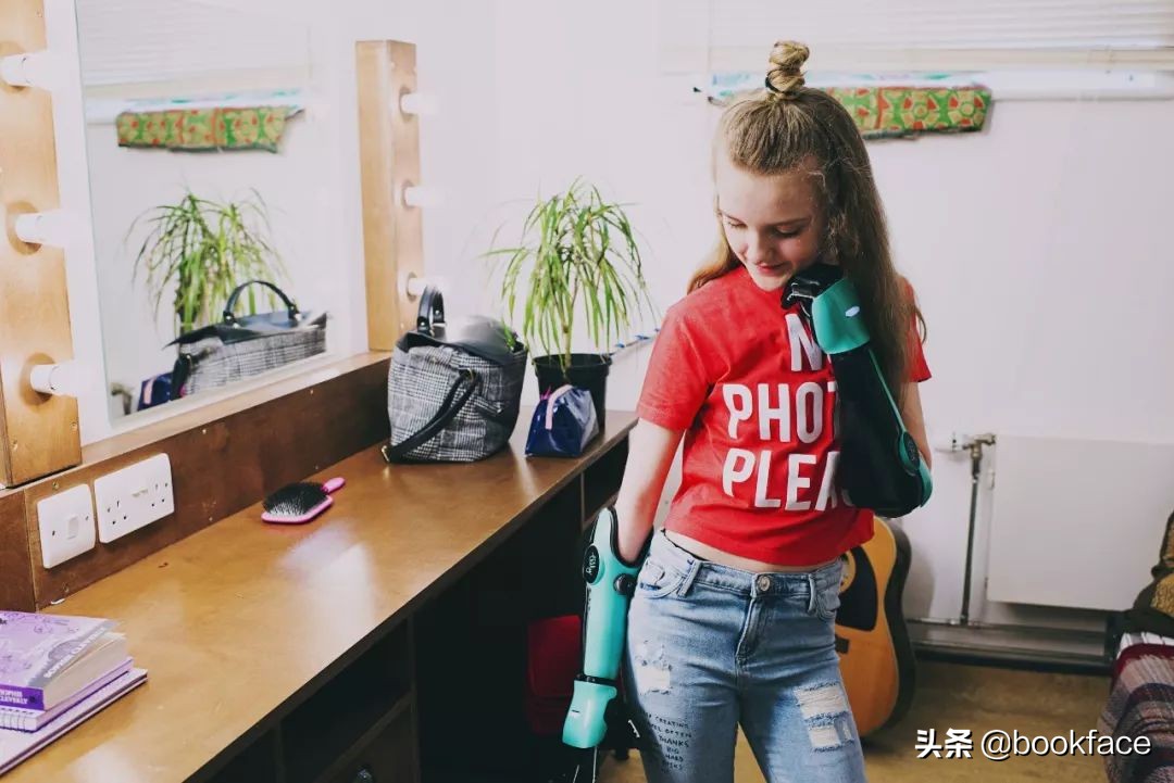 13岁无臂女孩成最酷“美妆博主”:不惧命运的人太酷了