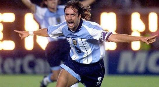 2022世界足球先生莱万9分钟进5球,排名第一莱万