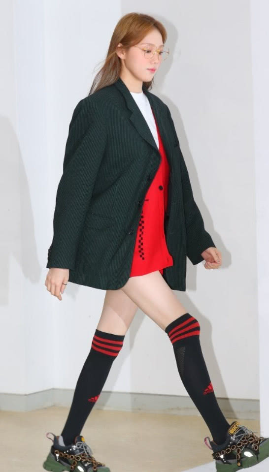 杨超越篮球袜,杨超越李圣经