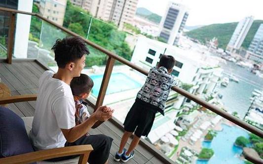 揭秘香港歌手李克勤的家，摆放着架子鼓吉他乐器，文末有全家福