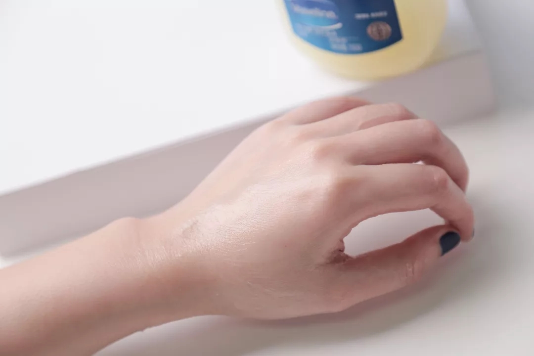 邓紫棋推荐的补水步骤 (邓紫棋使用什么粉底色好)