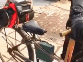 高铁上一位阿姨,高铁40岁老阿姨踢我怎么办