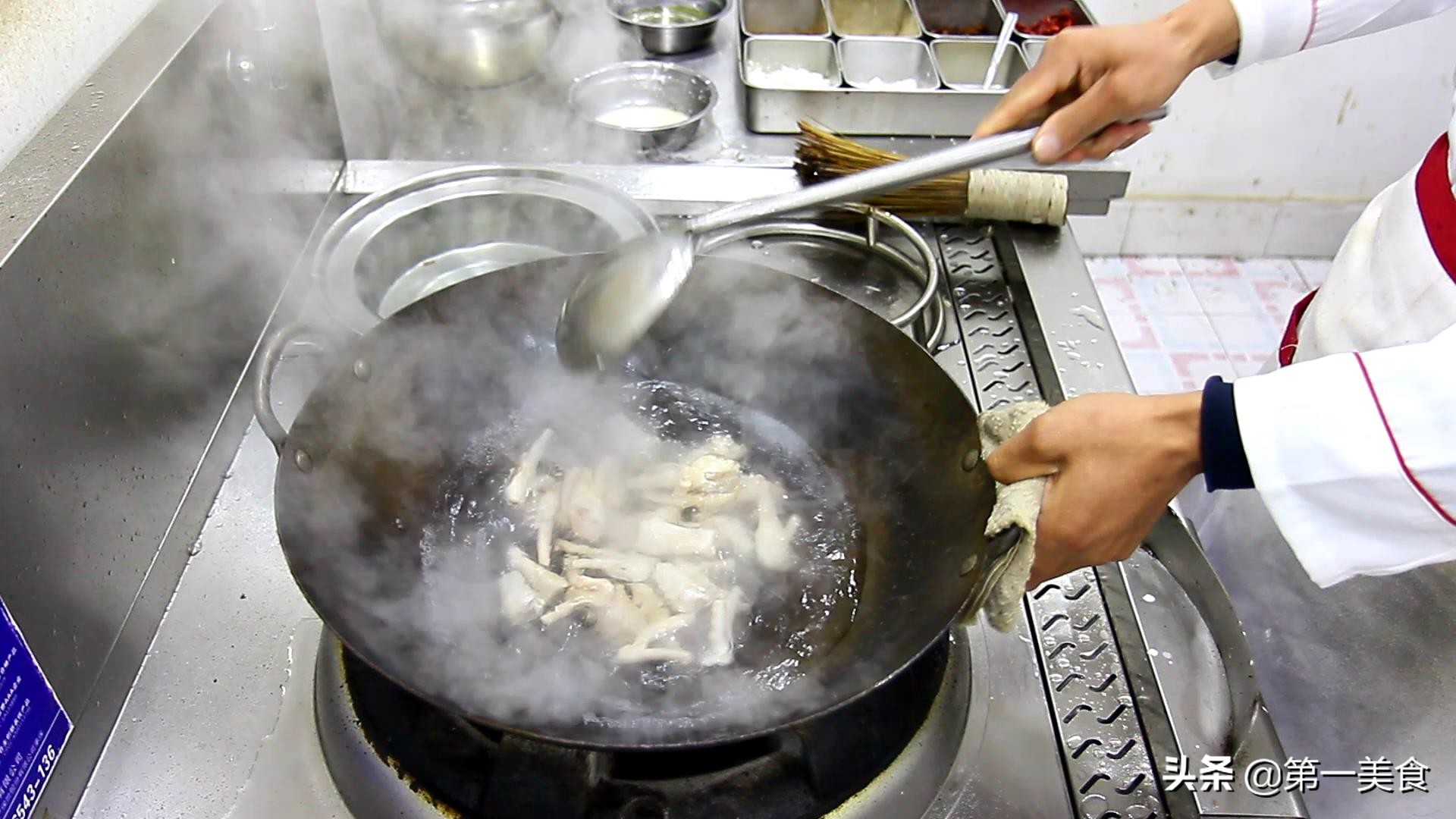 又酸又辣的泡椒鸡爪怎么做,泡椒鸡爪怎么做又白又脆