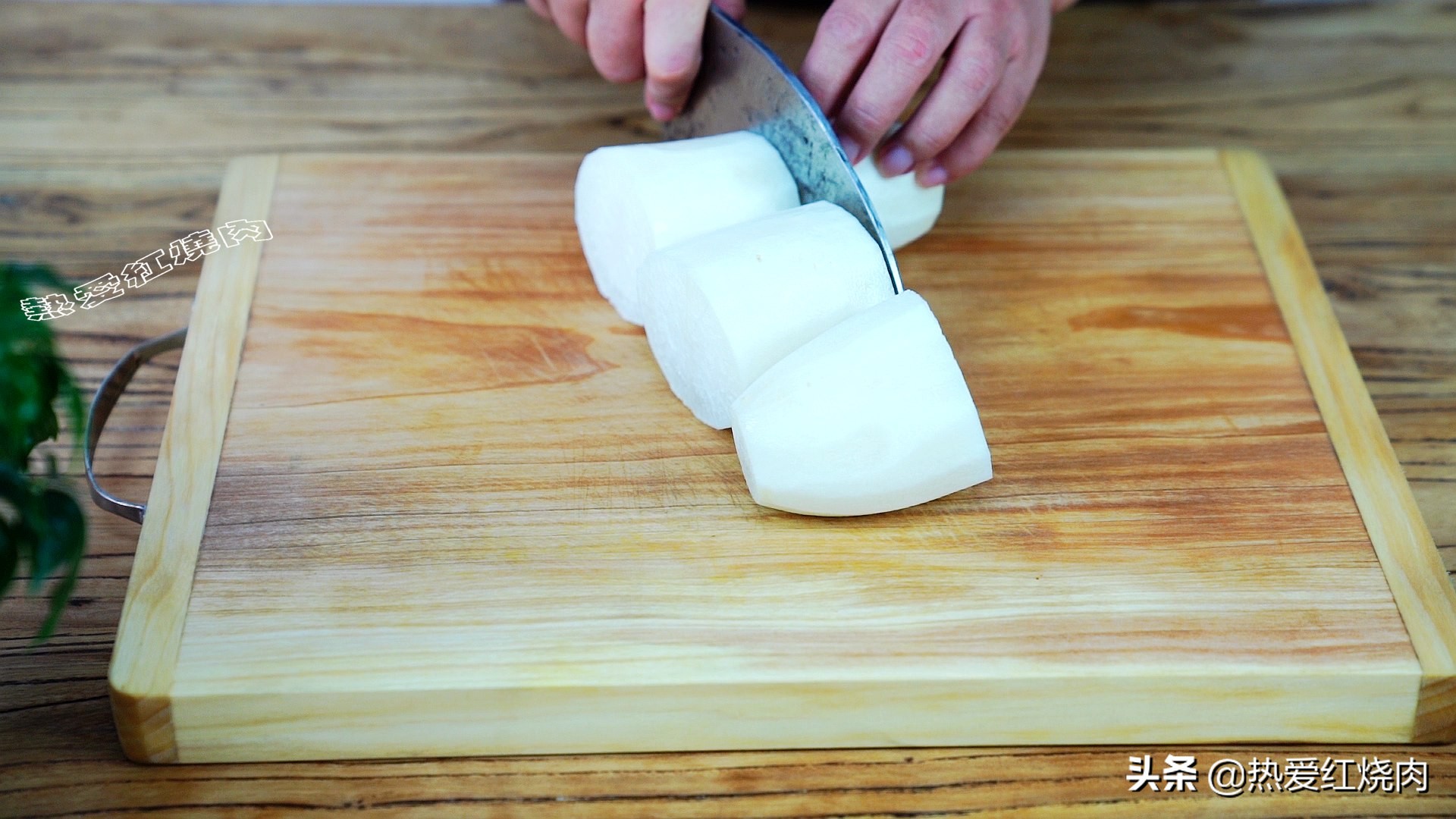 这小吃是湖北特产，加根白萝卜一起泡，又酸又辣还又脆，真好吃