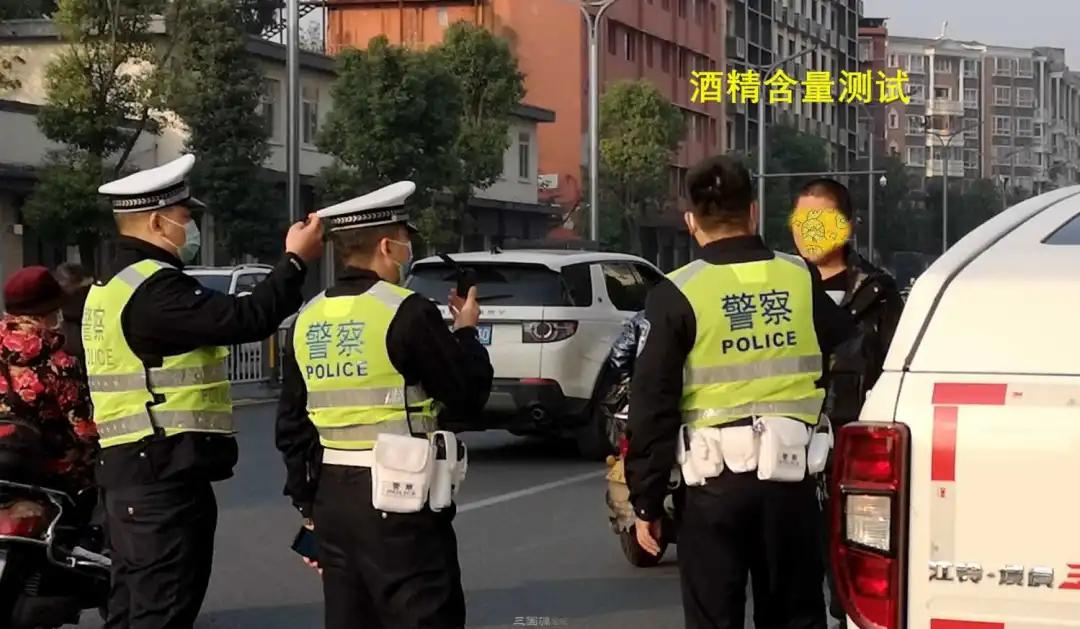 南充一小车被撞得四脚朝天,南充一辆客车被撞翻