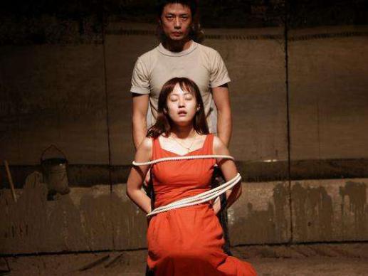 3次被“爱情”抛弃，因“全裸”出镜一举成名，如今成为单亲妈妈