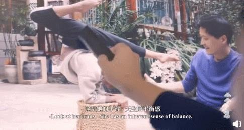 9岁女孩卖猪肉自学芭蕾舞,感动9岁女孩在猪肉店里跳芭蕾