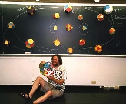 英国全能数学家JohnConway因新冠去世,是数学疯子也是游戏疯子