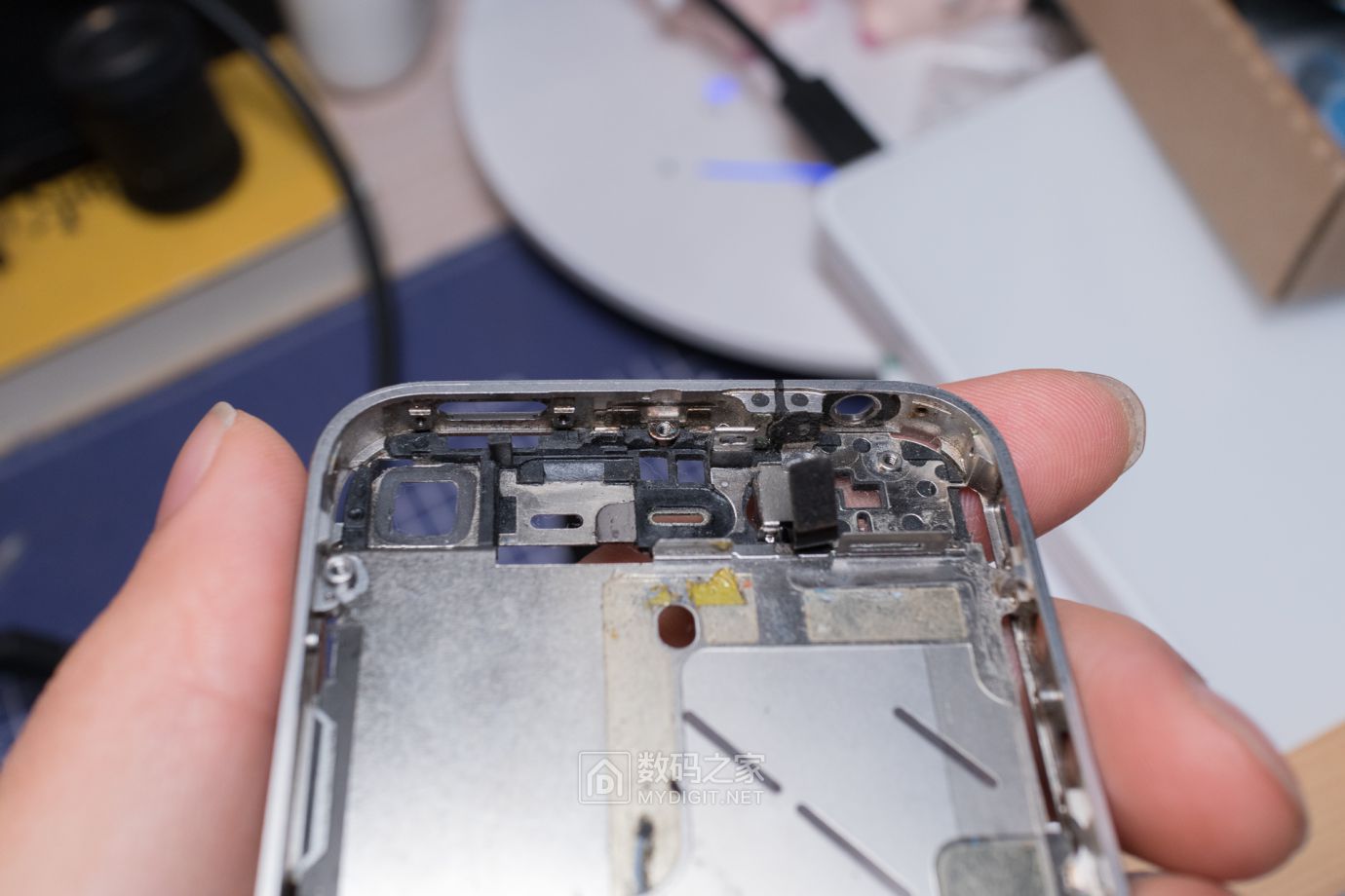 把未拆封的iphone4做成标本,iphone4被做成标本