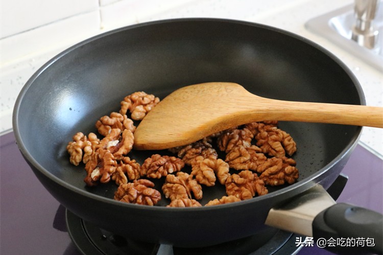 核桃和醋一起吃有什么功效,醋泡核桃真的对人体有好处吗