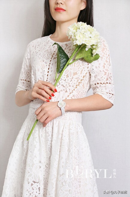 蓝色蕾丝镂空连衣裙怎么搭配,镂空蕾丝连衣裙清新妩媚两不误