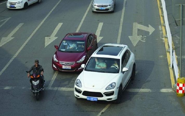 电动车追尾电动车人受伤谁负责,电动车追尾汽车有人受伤谁负责