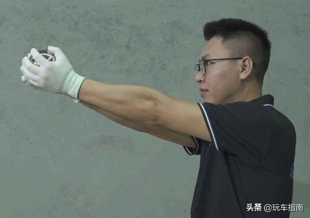 风挡玻璃又破裂？实测日本玻璃盾，石子80km/h撞击都没事？