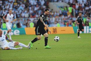 世界足球先生梅西演讲,世界足球先生梅西罗纳尔多