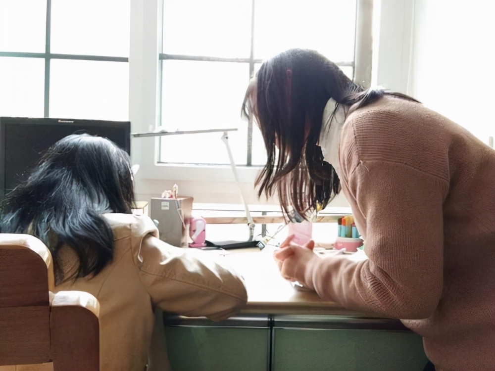 隐身在家政的“住家老师”，月薪两万的神仙工作，穿新鞋走老路