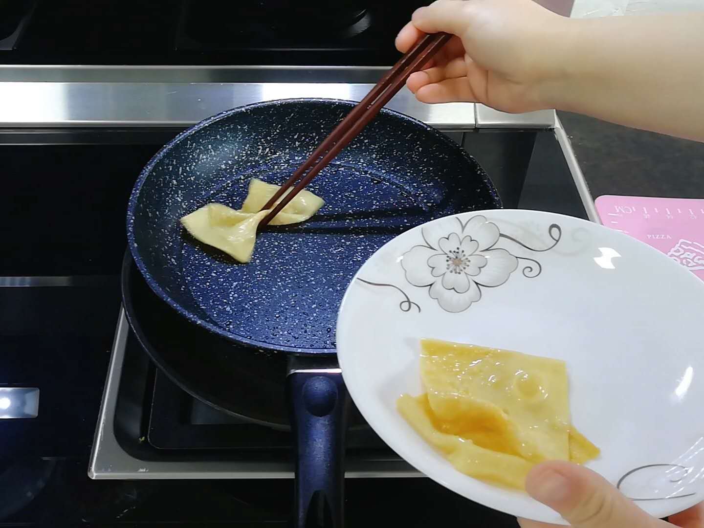 想吃辣条不用买教你在家制作辣条,只要你想吃辣条就能做出各种味道