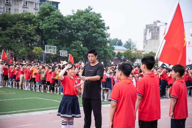 思源实验学校少先队入队仪式,社旗一小少先队入队仪式