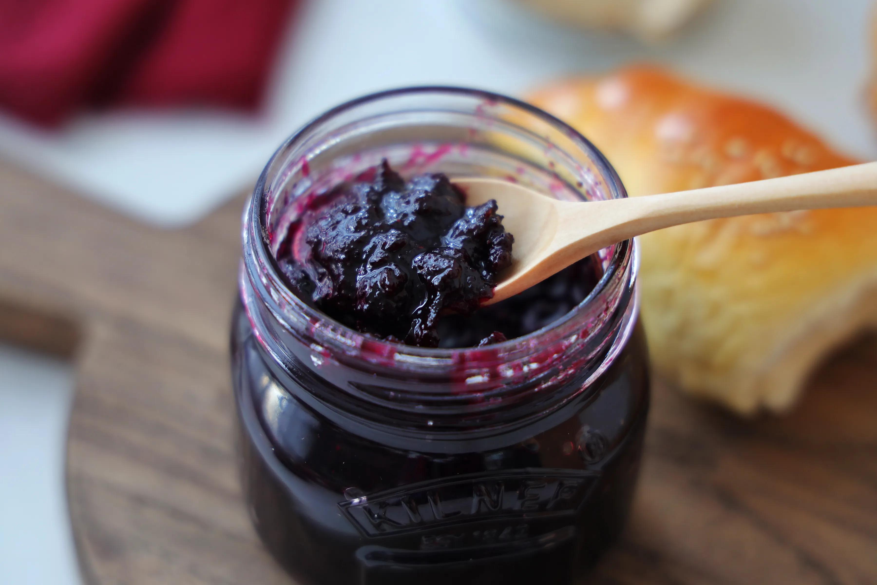 蓝莓果酱搭配吐司吃法,蓝莓果酱怎么做面包