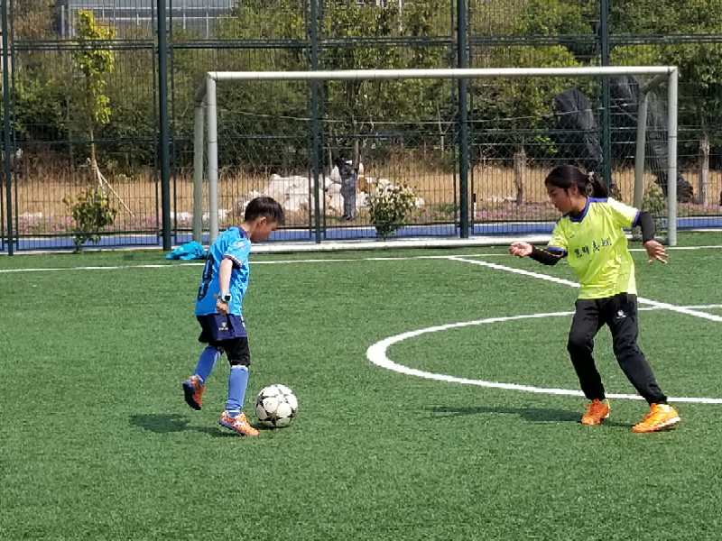 昆明少儿足球训练日志：抬头观察的习惯如何养成