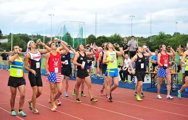 啤酒和饮料哪个健康,运动中喝啤酒好吗