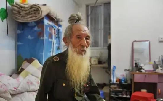 百岁做裸模！同居90后女友！他还曾援过朝，拾过荒，中过毒