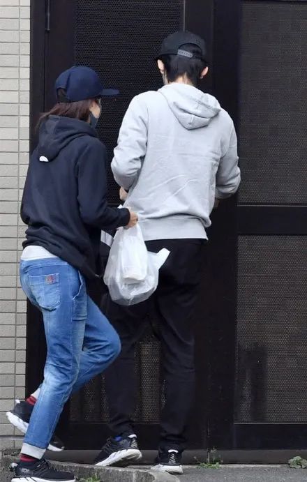 他是世纪末美少年，她帅到掰弯无数小姐姐，相恋10年不婚