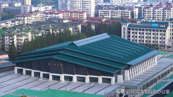 投资3亿的体育馆,投资300亿建大学