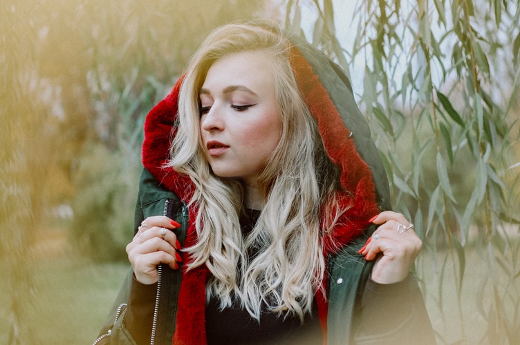 女人对男人做出哪些动作,女人这三个动作是暗示她喜欢你