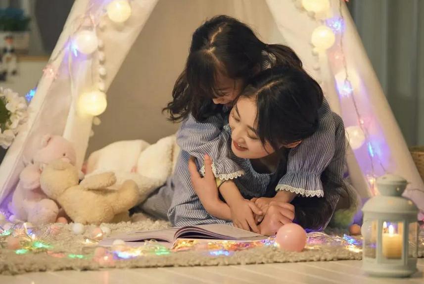 孩子总是喜欢摸着大人的脸睡觉,孩子总喜欢摸着妈妈的皮肤睡觉